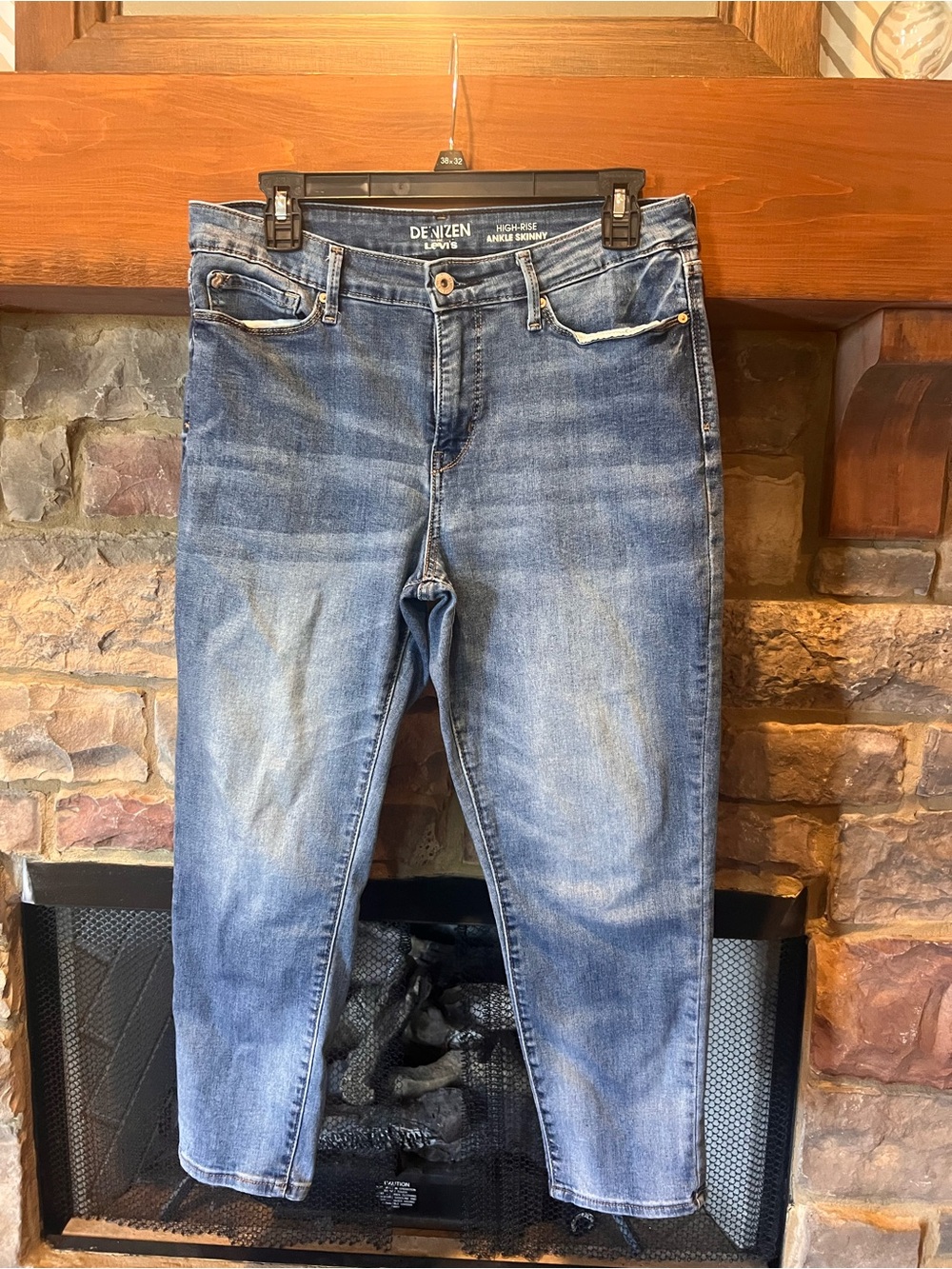 Women’s Levi’s Denizen Blue Skinny Jeans size 8 inseam 24 in
